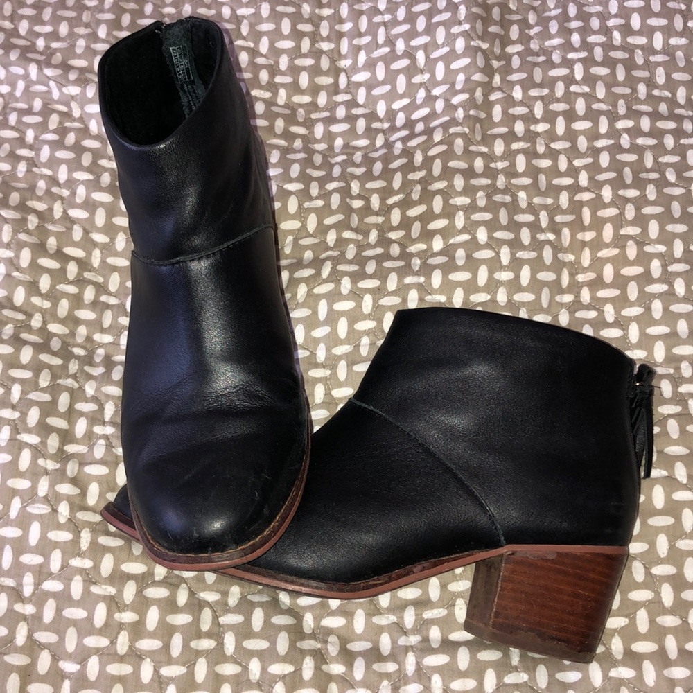 Toms black booties with tassle 7.5